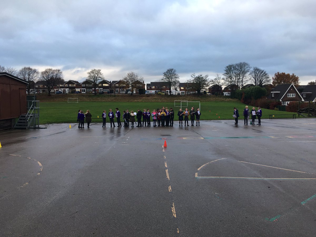 @C4HighpriMrsW Investigating the relationship between volume and distance from a sound source #scienceoutdoors