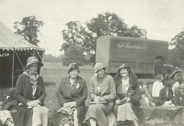 Jofaulkner1's tweet photo. From my family collection - my very smart great grandmother with her friends Mrs Holt and Lady Blake enjoying a day out, possibly at Stokesley show #northyorkshire #countryshows #1930s #freinds #ladiesthatlunch #FriendlyArchives #ExploreYourArchive https://t.co/sYhQ0hrGMG