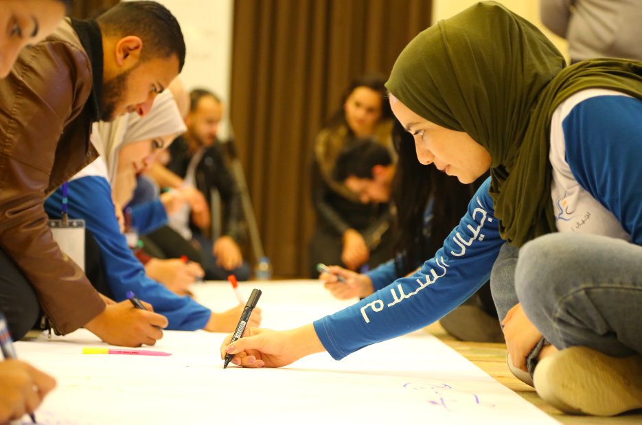 UNDPArabic's tweet photo. كيف يعمل الشباب في #الأردن على الدعوة للسلام والاستقرار الاجتماعي بدعم من برنامج الأمم المتحدة الإنمائي @UNDPJordan ؟ #Jordan #Youth4Peace #PeaceBuild https://t.co/hPR1NQZ5T9 https://t.co/grA4iSLOGQ