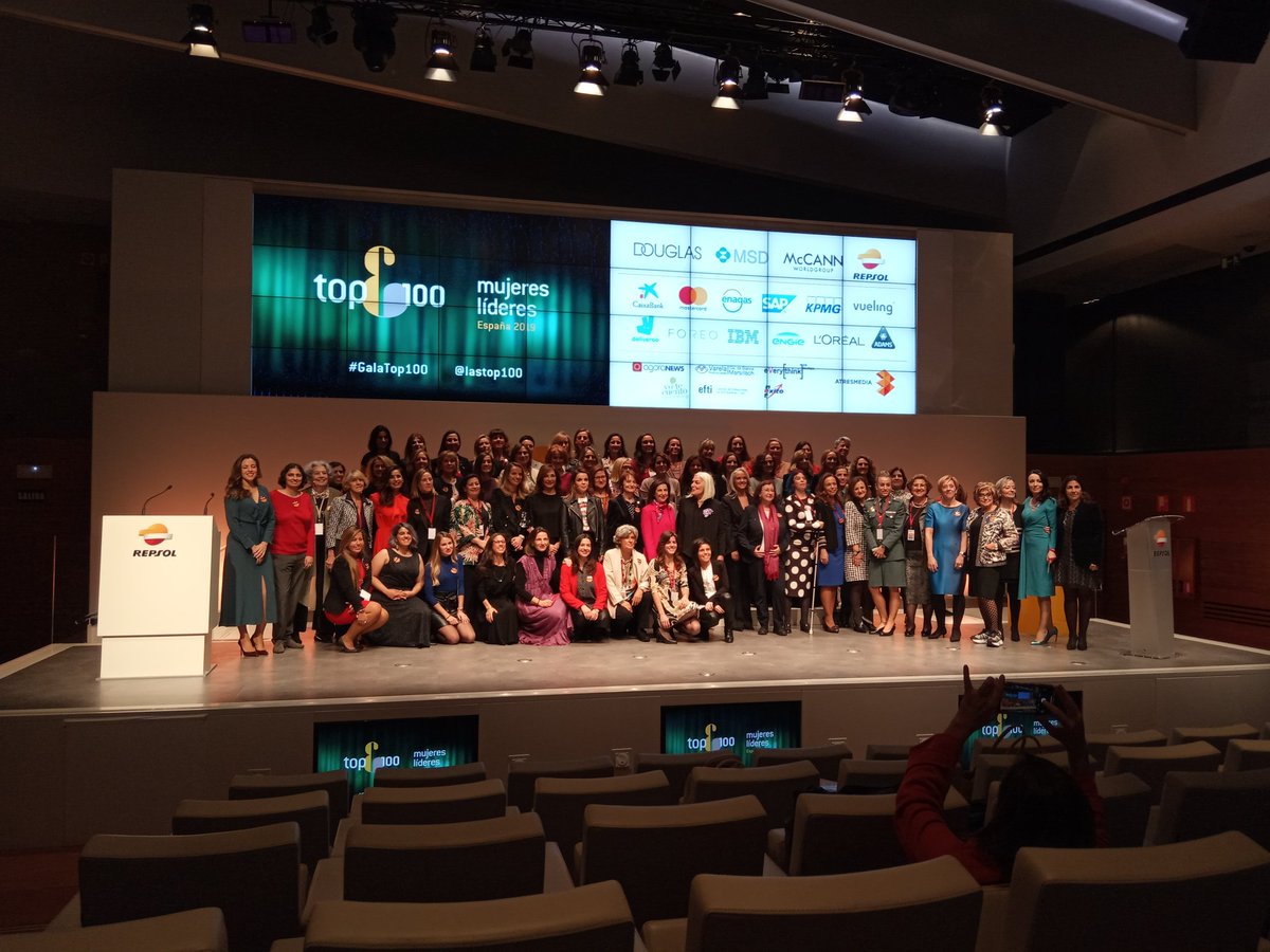 magasrevista's tweet photo. Foto de familia con gente #humilde y #comprometida #galatop100 https://t.co/yTuxvSPiw9