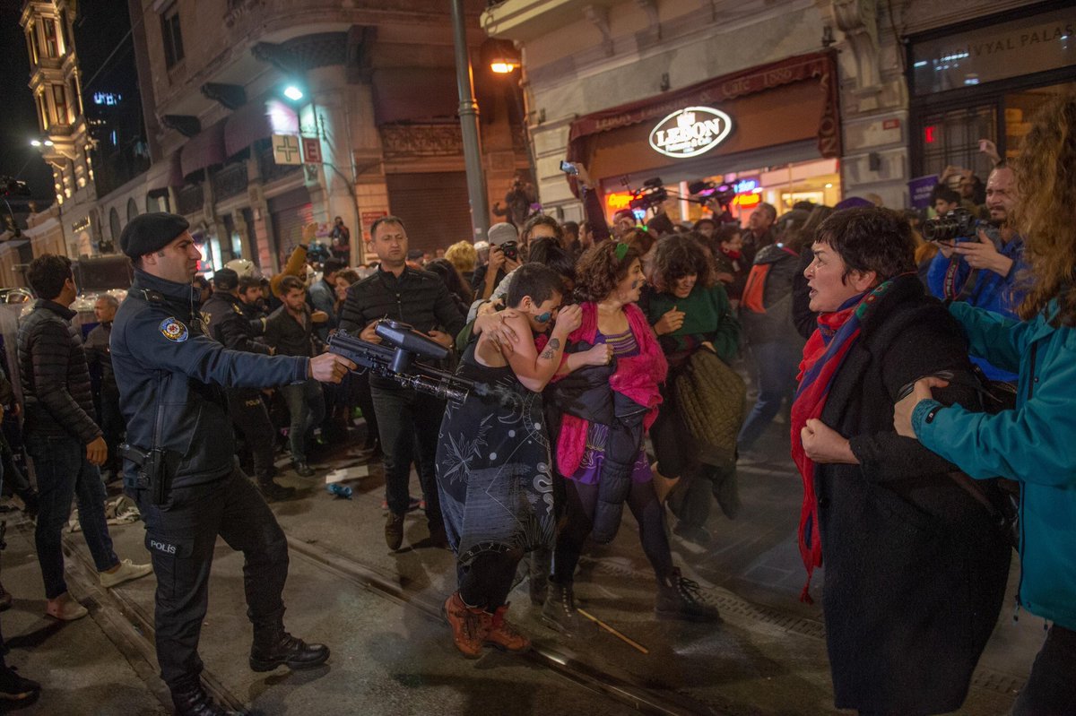 taksim’de olan tamamen budur. fotoğraf afp’den bülent kılıç’a ait. 
#25KasımKadınaSiddeteHayır