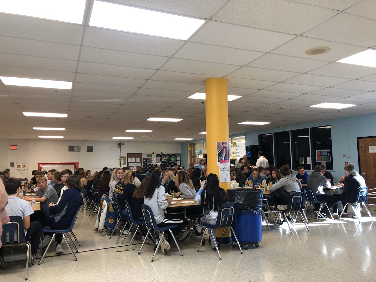 CoachSmith2001's tweet photo. OGHS student/athletes appreciate the Davis Family &amp; Davis Pharmacy for serving pizza to all of our Fall Student/athletes today.  We are so fortunate to have this great community - Davis also sponsored our student charter bus to Poca! @  thank you from all of us at Oak Glen https://t.co/tATVYJY6J8