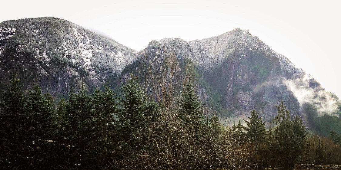 Majestic Mount Si has been dusted in snow this morning at Wilde Moon Retreat. All dates at the retreat are marked down to 20% off for November and December. Enjoy the holiday specials!
wildemoonretreat.com

#wildemoonretreat #snoqualmie #airbnb