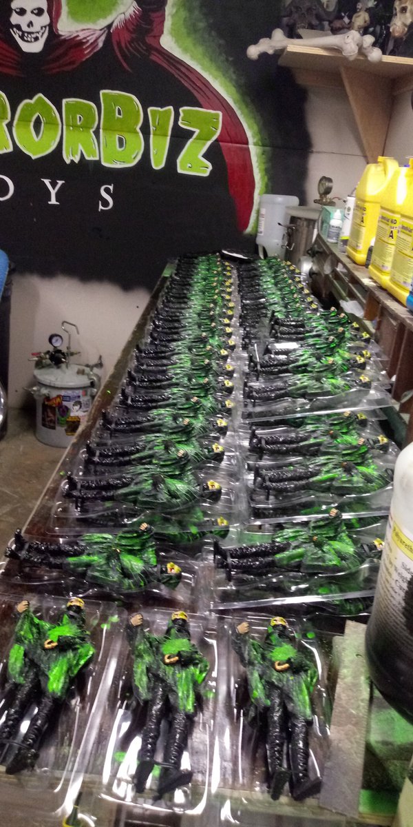 officialwed13's tweet image. The new W13  “Stage Frights” action figure “Death Hook” available this Wednesday from @horrorbiztoys. 

Only 100 available + figure package card autographed by Wednesday 13.