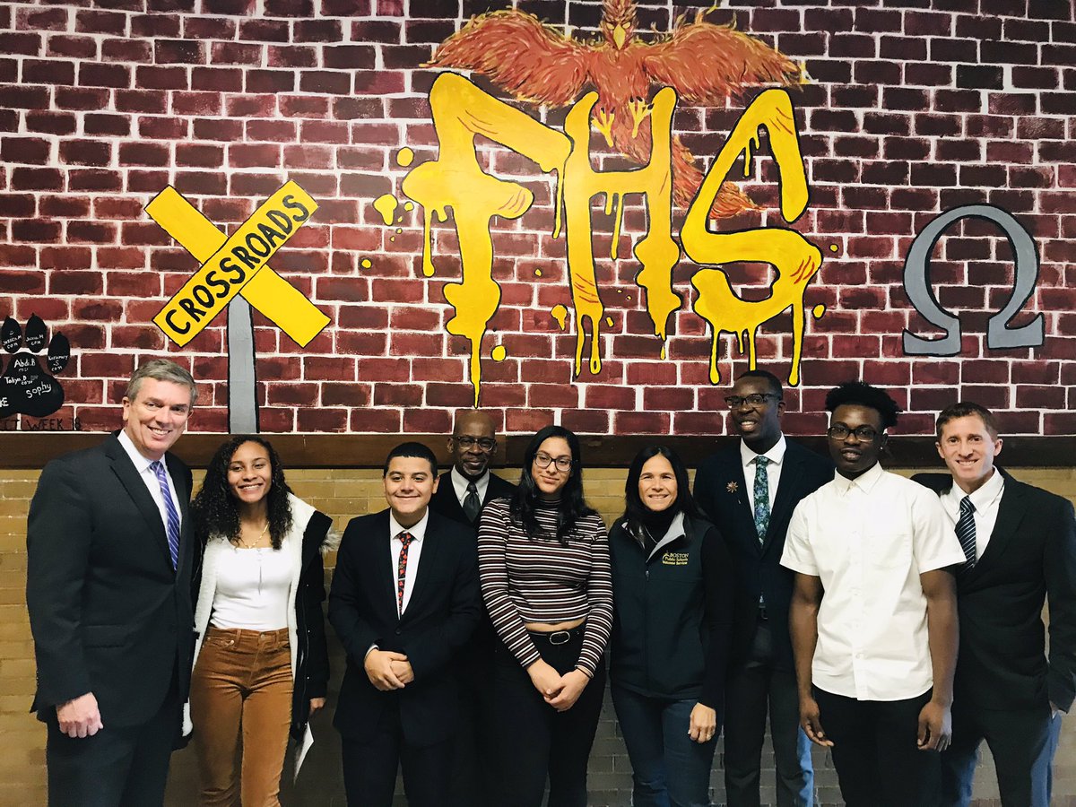 BostonSchools's tweet image. Great visit to @fenwayhs this morning! Our student tour guides led us to the Panther Pantry for some snacks, showed us the beautiful school library, told us about programs like Project Week and shared answers to the schoolwide essential question. #PantherPride