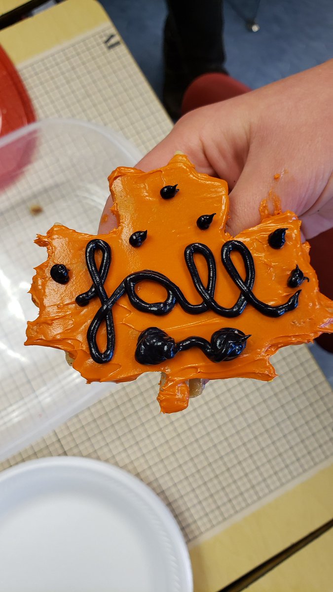 GL_JuniorHigh's tweet photo. What's happening during Wildcat Time???  Cookie Decorating Club today! https://t.co/jqJnfeHH3T
