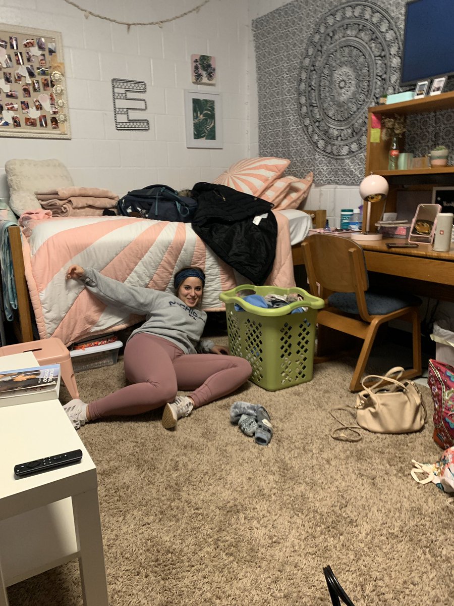 cbret78's tweet photo. @ellanoelleee update/ she DID fall over https://t.co/ypdlhEkBl7
