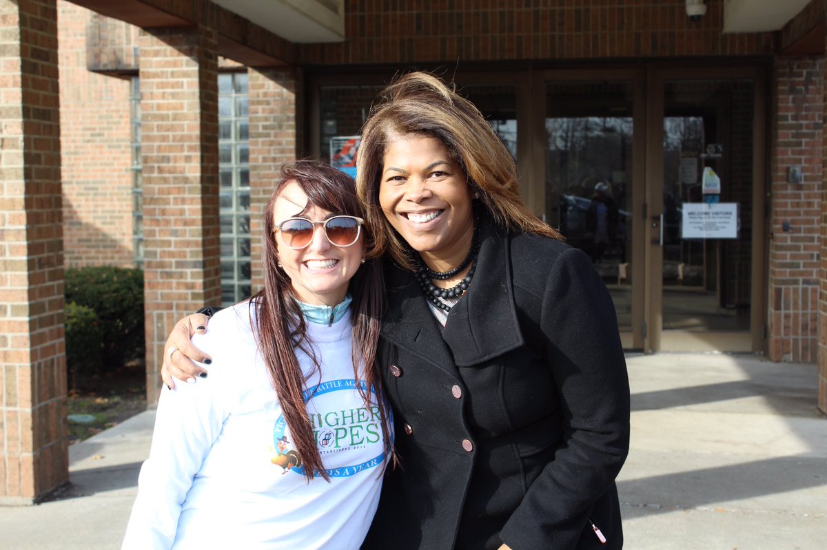 Focus_HOPE's tweet photo. We had a fantastic day partnering with Higher Hopes Detroit to help out with their 5th Annual Thanksgiving Pass-Out! There’s no better feeling than helping make sure someone has a happy holiday! 
#FocusHope #TeamHigherHopes #HappyHolidays #Teamwork #givingback https://t.co/IPIN3IvbiT