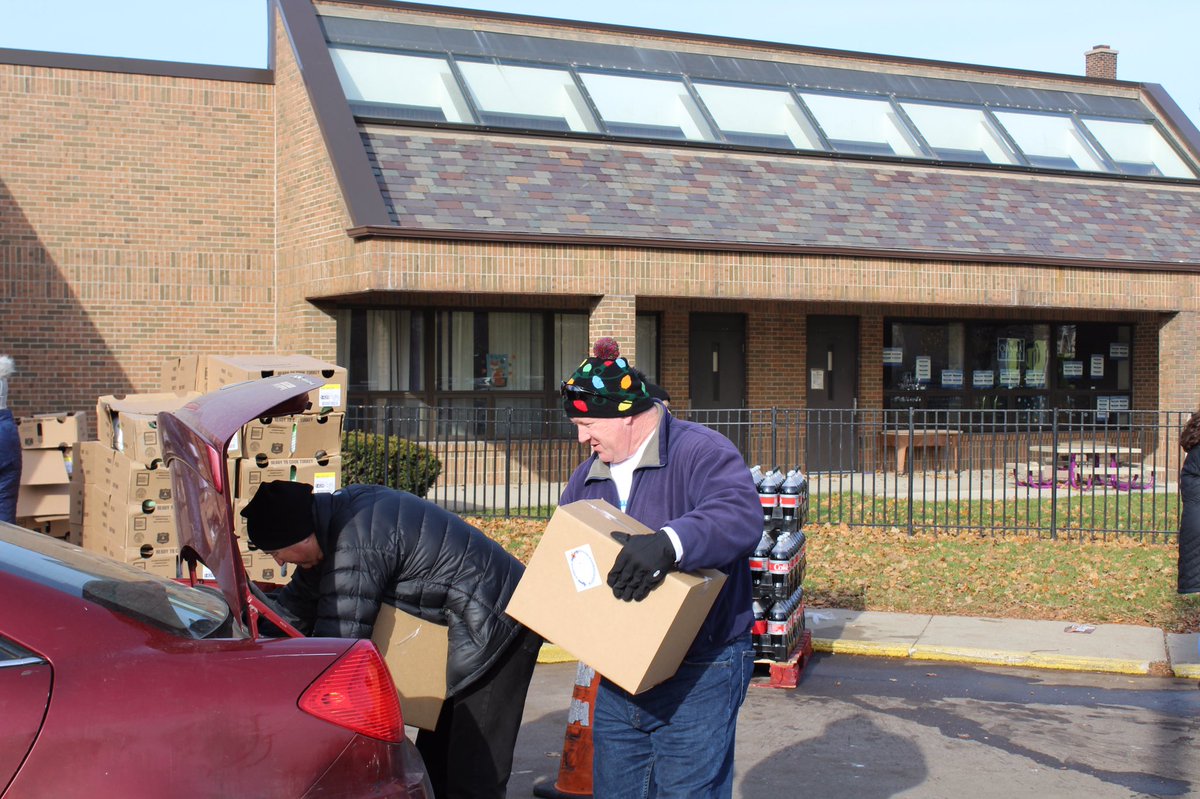 Focus_HOPE's tweet photo. We had a fantastic day partnering with Higher Hopes Detroit to help out with their 5th Annual Thanksgiving Pass-Out! There’s no better feeling than helping make sure someone has a happy holiday! 
#FocusHope #TeamHigherHopes #HappyHolidays #Teamwork #givingback https://t.co/IPIN3IvbiT