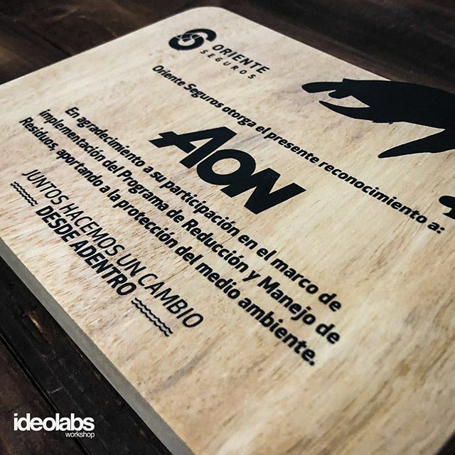 ideolabs_ec's tweet photo. 😀Iniciamos la semana compartiéndoles esta placa de reconocimiento  elaborada con retazos de madera colorado♻️, esta vez con una nueva técnica de estampado sobre madera 👩🏻‍💻
.
.
Prefiere sustentable y hecho por manos ecuatorianas 🙌
.
.
#sign #wood #woodwo… https://t.co/vI2PHirtDn https://t.co/3TxKvbkzEP