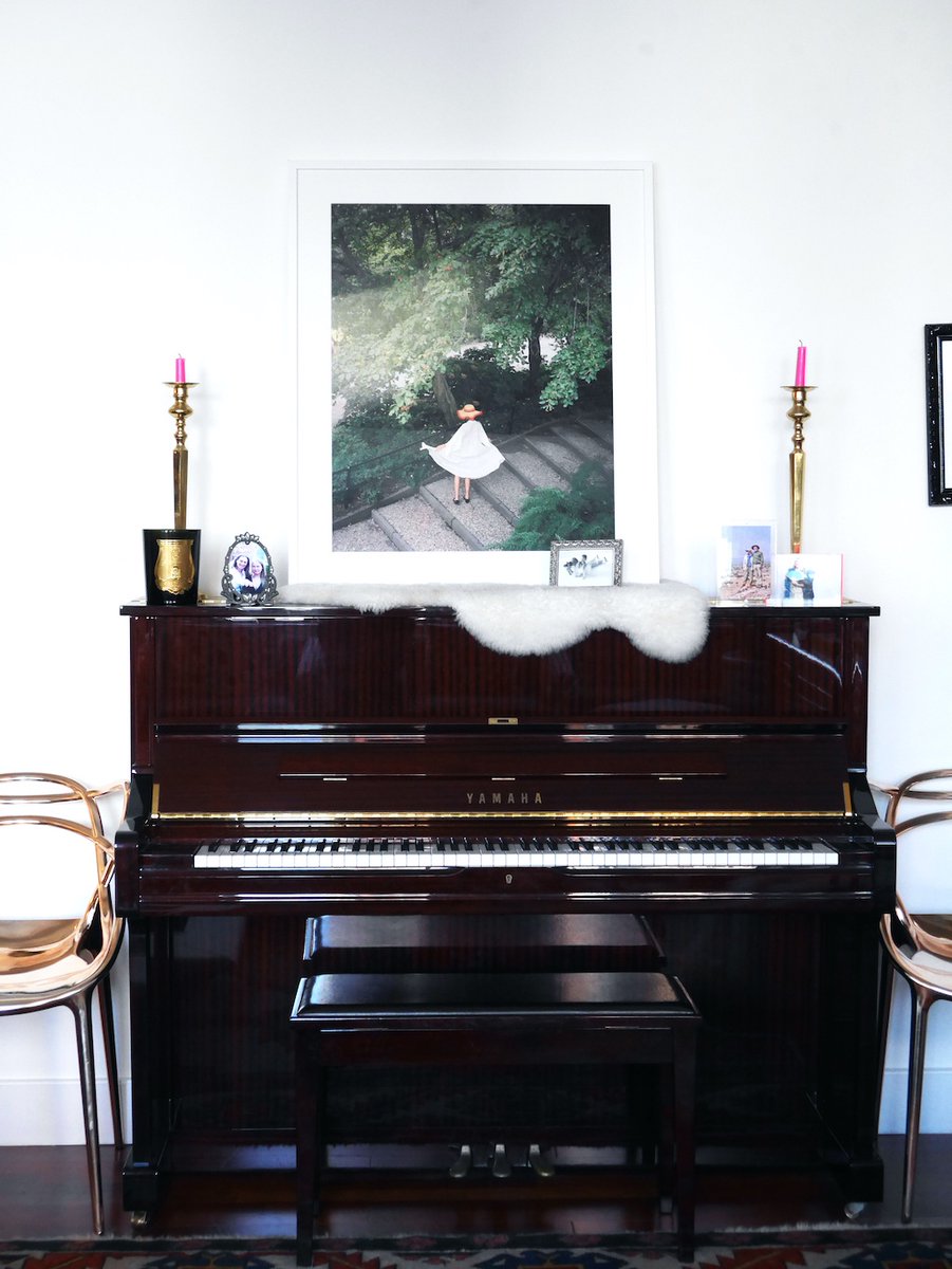 If you ask us, this lovely photo by Sophie Elgort &amp; our White Gallery Frame are in perfect harmony 🎶 Click for the story behind the piece: bit.ly/2pm9pZr