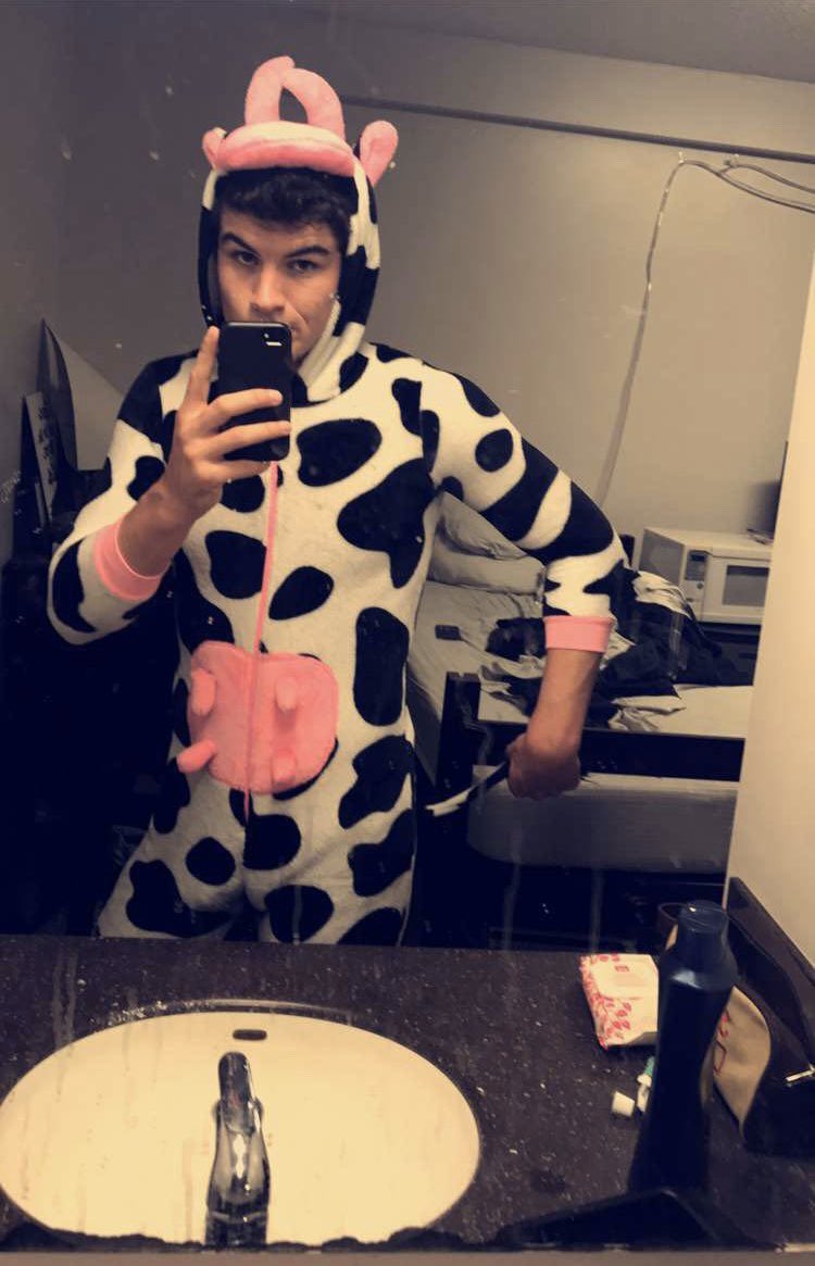 MatttRead's tweet photo. Gonna tell my kids this is the Chick-fil-A cow https://t.co/HPRQsajnAe