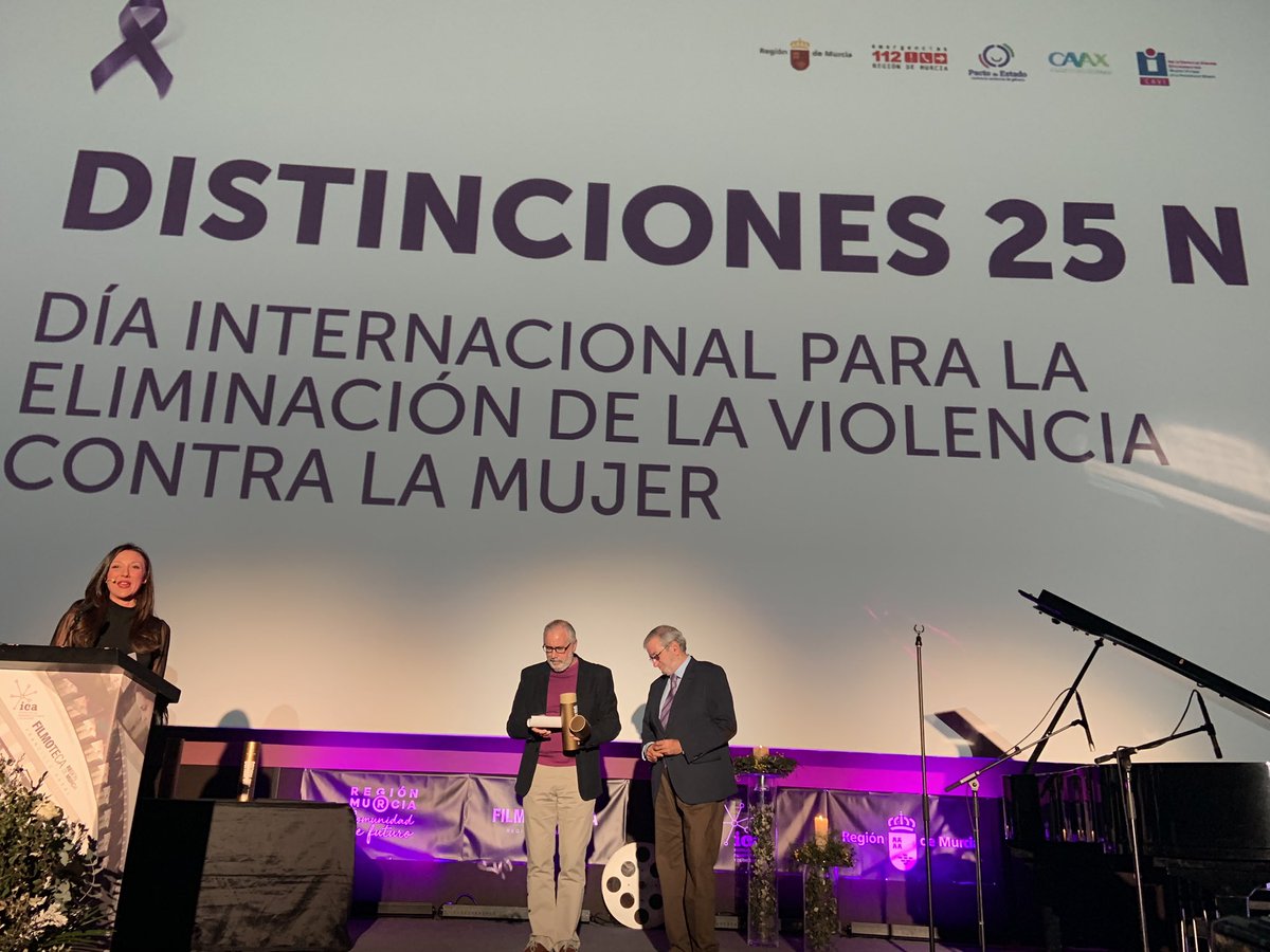 VicepresidenRM's tweet photo. Los premios de esta Gala 25N se los llevan el IES Ruiz de Alda, de San Javier; la Federación de Organización de Mujeres de Lorca y Carmen Castillo, que arrancó un largo aplauso al público por su trabajo incansable. https://t.co/ZzQ6PD1dV2