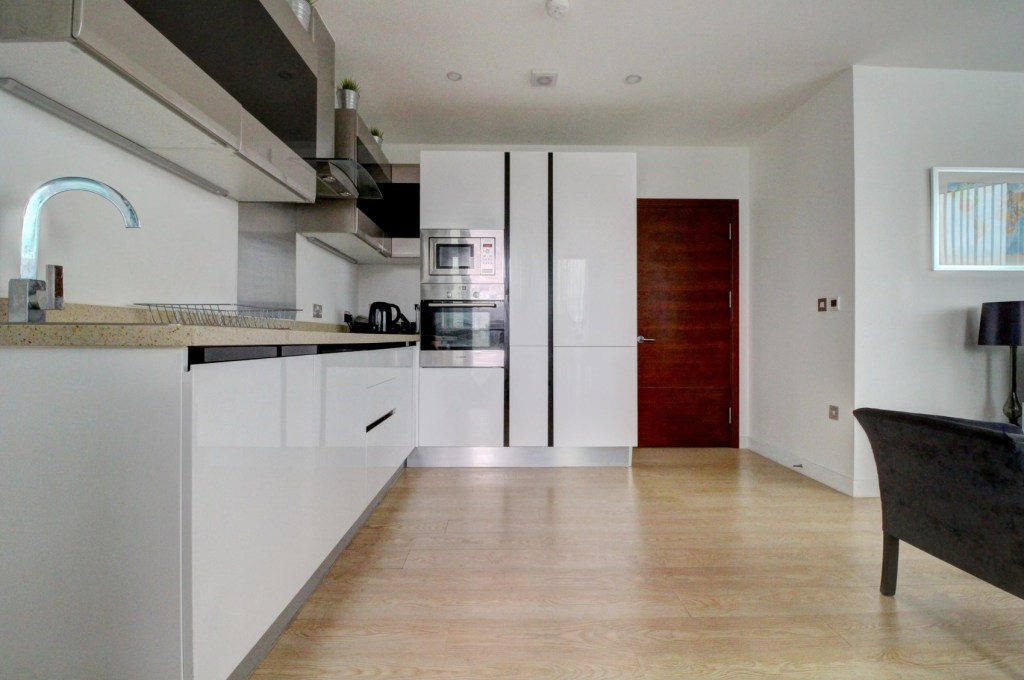 MiEstateAgent's tweet photo. Newgate, Croydon, South London £425,000 https://t.co/ggy3vwEqqZ https://t.co/nq5k7RRtX4