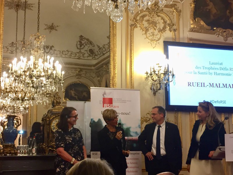 patrick_ollier's tweet photo. La @Villederueil #terredinnovation, représentée par Andree GENOVESI et Philippe LANGLOIS d'Estaintot  a reçu ce soir le trophée #DefisRSE santé au #Senat https://t.co/ce0K0DDIwB