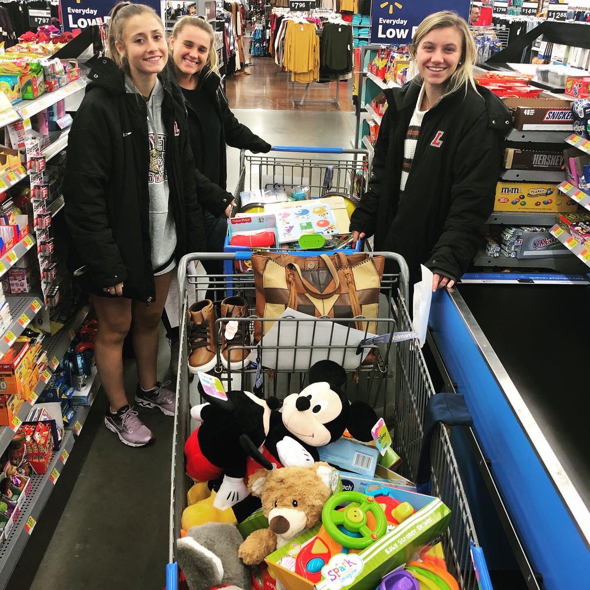 pardspotlight's tweet photo. Think a dollar can’t buy much these days? Well when each of our student-athletes &amp; staff donate a buck...we can provide 15 local children in need with a very happy holiday!
🐆
#holidayhelpers #landiscenter #studentathlete #pardsoffduty #goleopards
🐾 https://t.co/f2XZARWwOE