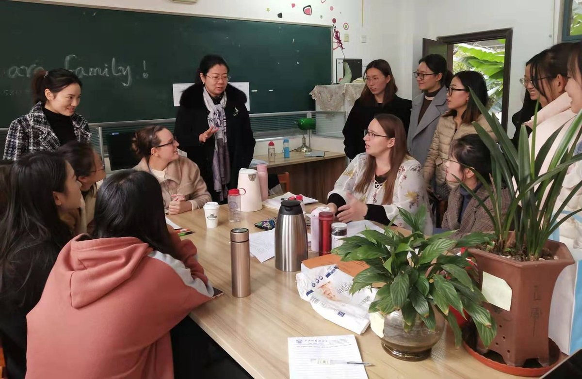 ELPrograms's tweet photo. Shout out to #ELFellows Shushan Richardson and Sarah Buckalew who recently held a writing consultation for graduate students at Xi’an International Studies University in the Shaanxi province of China. Visit https://t.co/5gY3bE0vJb to learn more about the #lifeofafellow. https://t.co/qqHSCmf19P