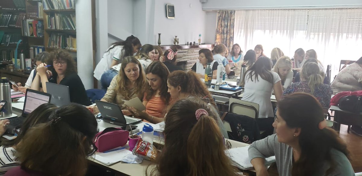 DTE_BA's tweet photo. El equipo de @BAConectados y el #CENDIE capacitaron a 160 bibliotecarios 📚 de escuelas de #SanIsidro, #Olavarría y #LaPlata sobre el uso pedagógico de las #TIC en su labor. #CulturaDigital 📱 y derechos de autor en internet 🌐 fueron algunos de los contenidos abordados https://t.co/7KM1br7ZyL