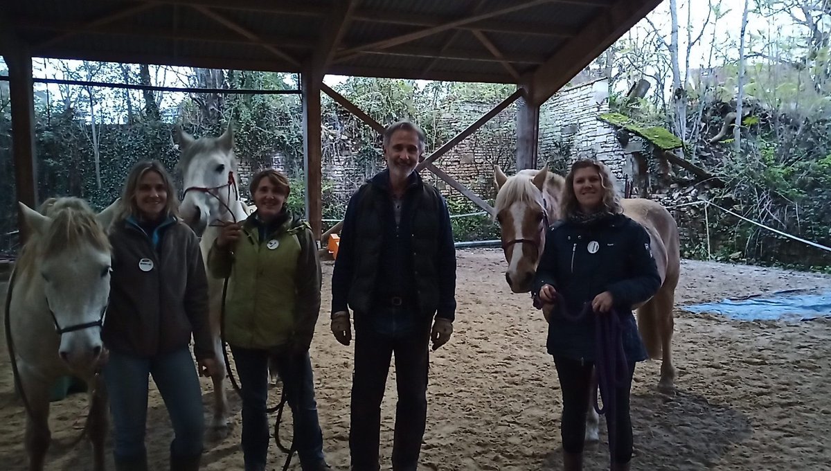 HFreger's tweet photo. Belle journée éthologie avec mon amie Charline en compagnie d'un instructeur de choix!

On a pu parler #cheval, mais aussi #agriculture et #aloeVera !! Beaux échanges !

De la douceur, de la disponibilité et de la gentillesse, merci beaucoup @ThierryLhermitt https://t.co/gB9ts8y6F6