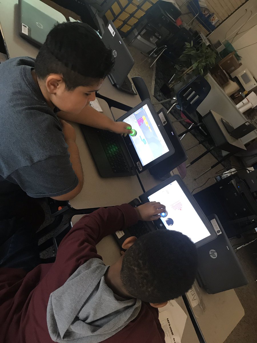 LenardITC's tweet image. #FisherFlamingos 4th graders using #OzoBlockly to program @Ozobot to do tricks! #STEAMday @RPS_Schools @RVAITRTs #WeAreRPS