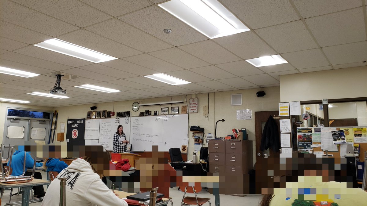 BuddyMcKendree's tweet photo. #AFNREMethods @CANRatMSU @MSUCSUS @MITeachAg preservice teacher @awesomeaut teaches about plant parts and functions @Corunna_HS in Mr. Kiesling's 1st block botany class. #TeachAg https://t.co/I4q5EodTPv