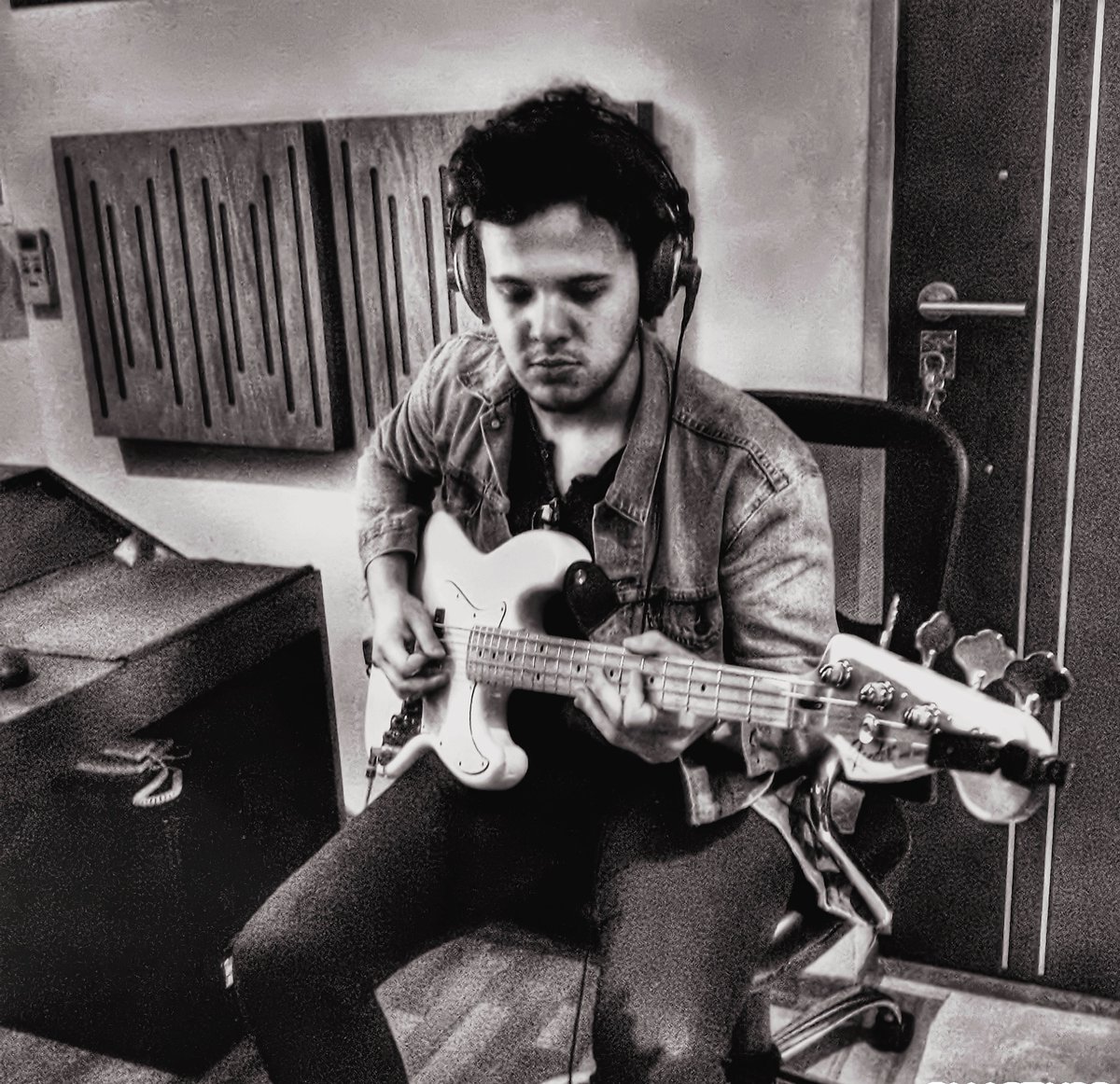 430estudio's tweet photo. ¡Con Gonza metiendo bajos! 🎧
.
.
.
#audiophile #audioengeneer #mixing #recordingstudio #production #producerlife #studiolife #musicproducer #mixbus #sansamp #ampeg #svt #protools #wearefocusrite #fender #430estudio #laslomitas #buenosaires https://t.co/CCiHIx6HoR
