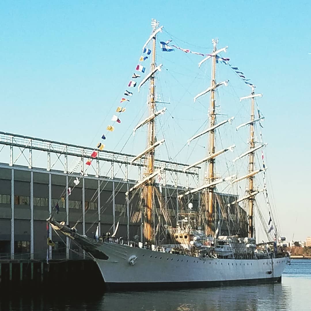 SeaportTMA's tweet photo. What beautiful boats anchored at World Trade Center Boston, including tall ship Libertad and, of course, the Seaport North Station Ferry. 😉

#WorldTradeCenterBoston #WTCBoston #SeaportBoston #SouthBostonWaterfront #TallShip #boats #Boston #BostonHarbor #ferry https://t.co/XJ59NFFR2b