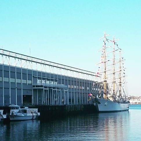 SeaportTMA's tweet photo. What beautiful boats anchored at World Trade Center Boston, including tall ship Libertad and, of course, the Seaport North Station Ferry. 😉

#WorldTradeCenterBoston #WTCBoston #SeaportBoston #SouthBostonWaterfront #TallShip #boats #Boston #BostonHarbor #ferry https://t.co/XJ59NFFR2b