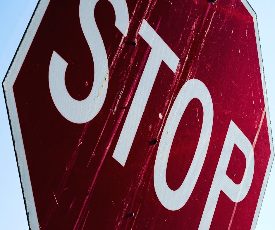 SFagentJENNIFER's tweet photo. 🚗 ARIZONA DRIVERS 🚗

* Stop for all stop signs.

* Look for pedestrians, cyclists, and other drivers before proceeding.

* Stop AT the stop sign. Stopping 10 feet before the stop sign so that you can go ahead of another driver is not legal and not safe.

Retweet if you agree! https://t.co/eKcBTTL7yi