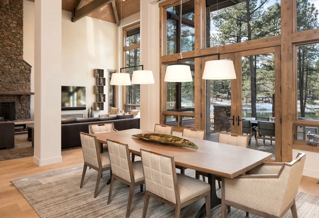 taraceagroup's tweet image. Modern mountain home to truly take focus. Furnished with a custom dining table from #TaraceaFurniture. this open-concept dining space is the perfect spot to enjoy the warm company of friends and family.
⁠#luxuryinteriordesigner #arizonadesigner 

Via Via instagram.com/stephanielarse…