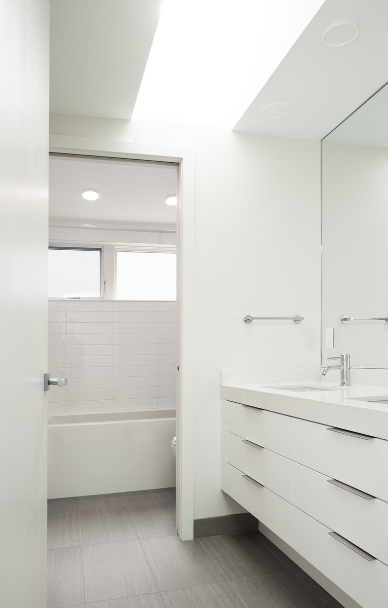 fluxdevca's tweet photo. This white bathroom embodies pure freshness. Project by Flux. #bathroom #interiordesign #design #homerenovation #oldtonew #white #renovation #home #fluxbuilt #asliceofheaven https://t.co/m03v6mMRbx