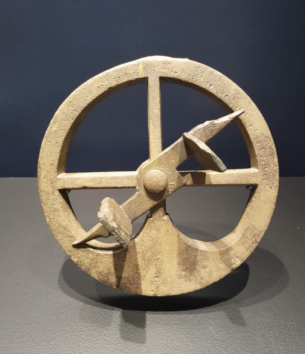 CulturaCCosmos's tweet photo. @Museo_Naval En esta segunda edición de #AstroNaval hemos podido conocer estos instrumentos:
▪️un astrolabio náutico del s.XVI.
▪️un cuadrante náutico de altura (reproducción de uno del s.XVI).
▪️un escandallo del año 1600.
▪️una ampolleta de media hora, s.XVI. https://t.co/jXzxYKUSt6