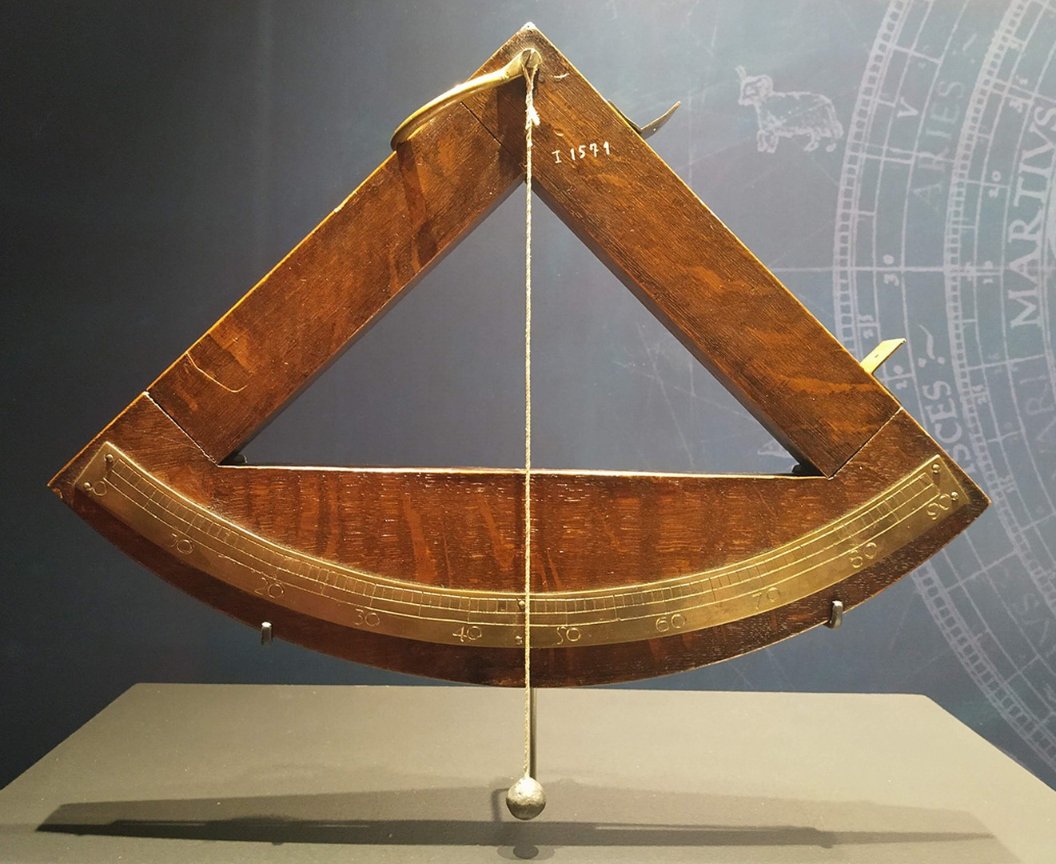 CulturaCCosmos's tweet photo. @Museo_Naval En esta segunda edición de #AstroNaval hemos podido conocer estos instrumentos:
▪️un astrolabio náutico del s.XVI.
▪️un cuadrante náutico de altura (reproducción de uno del s.XVI).
▪️un escandallo del año 1600.
▪️una ampolleta de media hora, s.XVI. https://t.co/jXzxYKUSt6