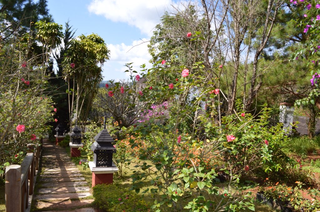 Now in #Kalaw a little slice of Surrey ! In @MyanmarTM #MyanmarBeEnchanted Staying at Royal Kalaw Hills Resort in this old hill station, blissfully cool, comfortable, huge bathrooms, pretty garden- a touch of home @ExpTrav @TravelMagazine @travelmattersuk