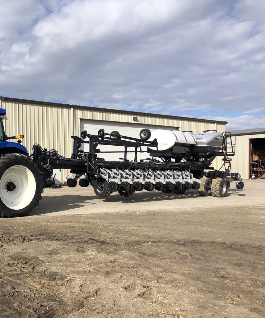 hpassmore1's tweet photo. Delivered this bad boy to its new owner today. @Harvest_Int_Mfg PB6030 series 2 equipped with 750gal of liquid and hyd weight transfer. @Peabudys @MKent_Peabudys @harveststaci @DustinFriesen_ #laserpro https://t.co/b0d9LrIN1x