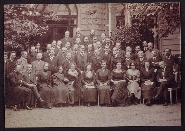 AnnaFreud20's tweet photo. throwback to becoming a member of the Vienna Psychoanalytic Society (1922) https://t.co/UoT5DPXpel