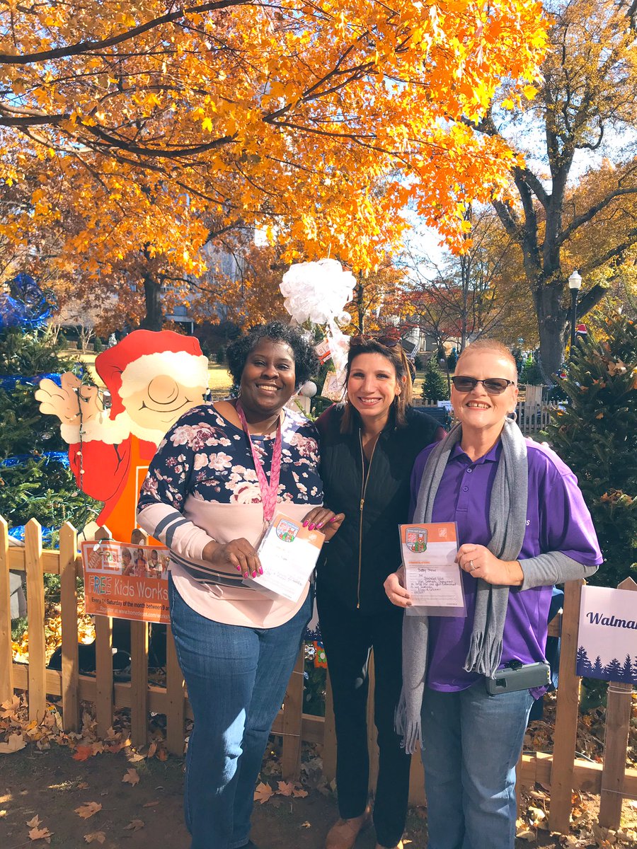 Thank you to Team 🎄🎄🎄🎄🎄@RyanHallTHD804 and Team @JustinReedTHD huge shout out to these ladies for the community engagement to support giving back to those in need. #TinselTrail #Community <a href="/SonyaSk70264893/">Sonya Skinner</a> <a href="/monicapeopleshd/">monicapeopleshd</a> @ChrisBergHD <a href="/JHW1077/">JW</a> <a href="/carolgene015/">Carolgene</a> @Steve1769FtO