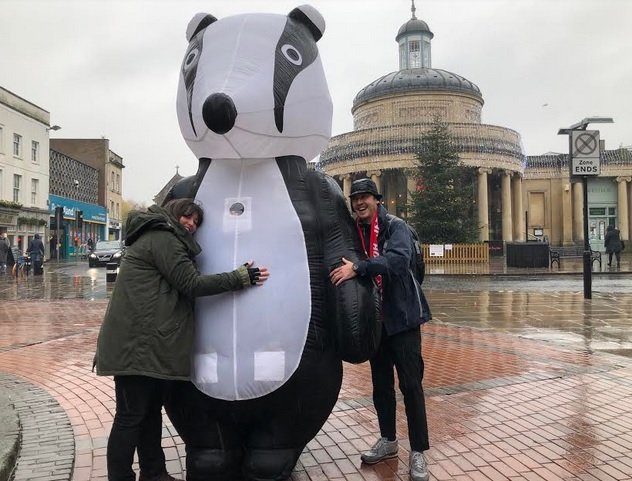 Tories try to arrest inflatable badger
 somersetlabour.co.uk/news/bridgwate…
