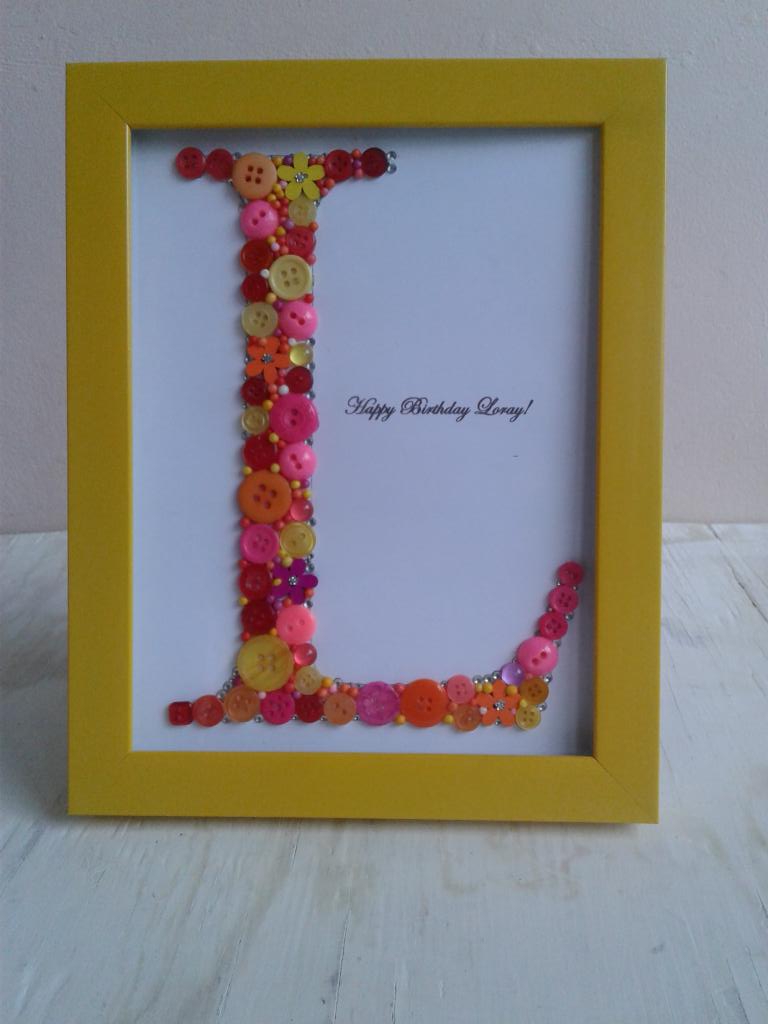 buttonartgeenie's tweet image. Personalized button art frame done by @buttonartgeenie for a clients&apos; birthday.
.
.
 #handmadeinjamaica #buttart #buttoncraft #personalisedframes #personalizedgifts