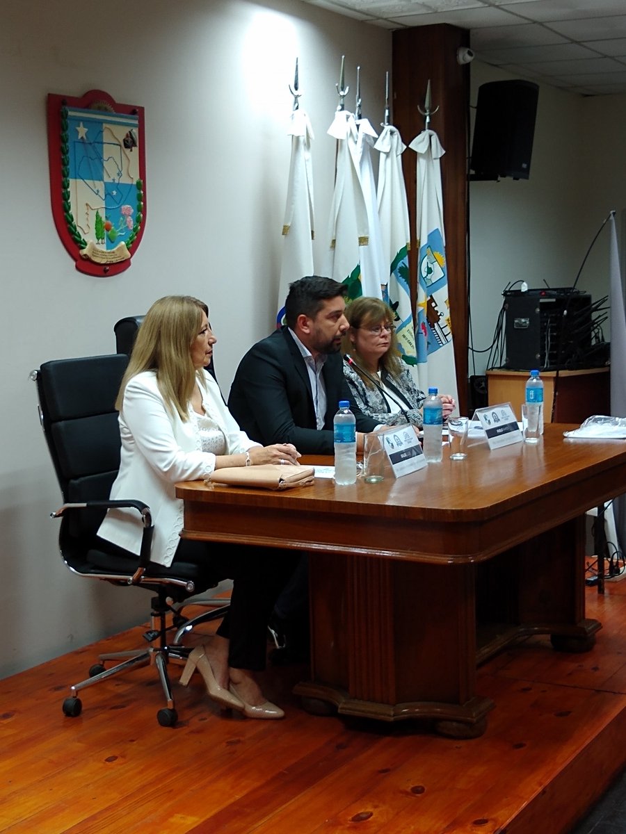 EscobarHCD's tweet photo. #Ahora Acto de cierre del curso de #Taquigrafía Parlamentaria en el #HCDEscobar. En el estrado Pablo Ramos Presidente; Liliana Luna López, Presidente de la #UTEPA y Patricia López, Jefe de Taquígrafos del Deliberativo local. https://t.co/rcIjhEokEm