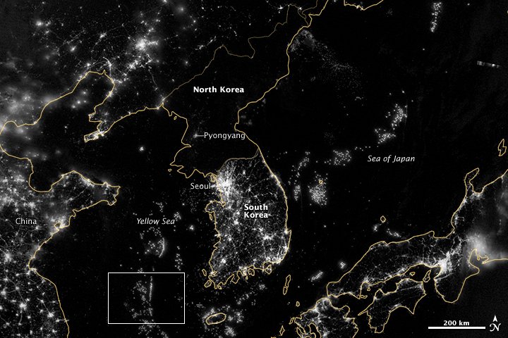 norcoreano's tweet photo. Vergonzoso el derroche lumínico de Vigo y Madrid por Navidad, deberían aprender un poquito de eCorea del Norte. https://t.co/aeQOABEEVH