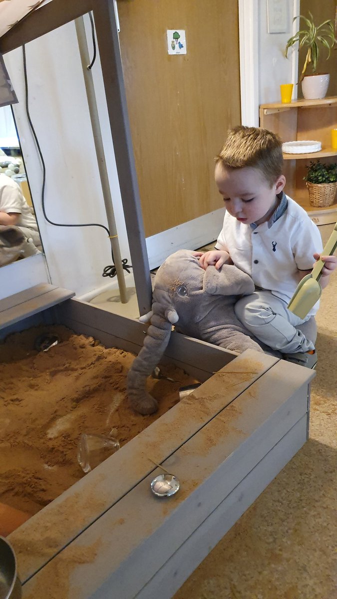 TraceyH63953439's tweet photo. @ShawheadFamily We LOVE our new sandpit!! 💗💗 #silverstars 💫 #containingspaces #enablingenvironments #sensory #imaginitive #connections 💗 https://t.co/Zj0XkafqfQ