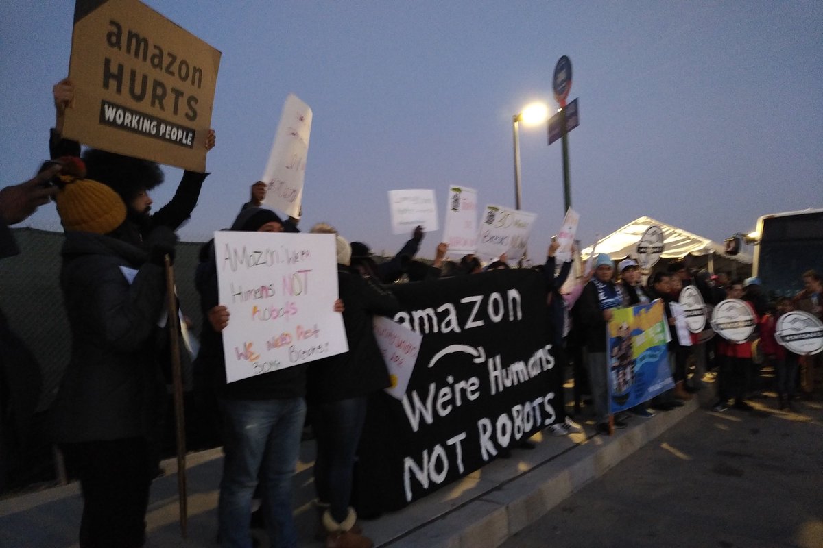 MPower_Change's tweet image. NOW in Staten Island—over 600 #AmazonWorkers are going public with their demands for better working conditions 

@Amazon’s own data shows their SI warehouse is one of the most dangerous workplaces *in the country*

Amazon must treat workers like #HumansNotRobots