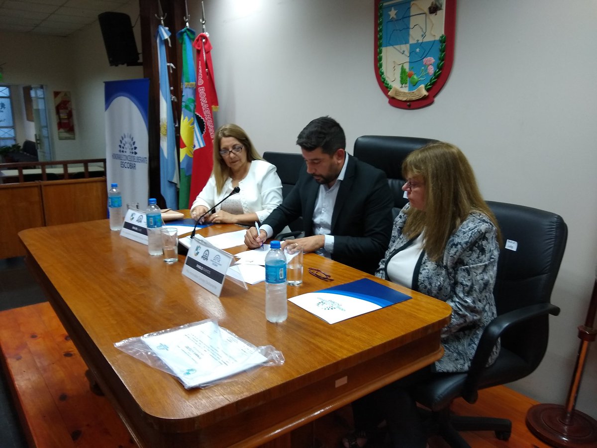 EscobarHCD's tweet photo. Firman un convenio de colaboración entre el #HCDEscobar y la #UTEPA, Pablo Ramos y Liliana Luna López en representación de ambos organismos respectivamente, para la implementación de la #DiplomaturaDeTaquigrafíaDigital https://t.co/ig1MpOI6Yu