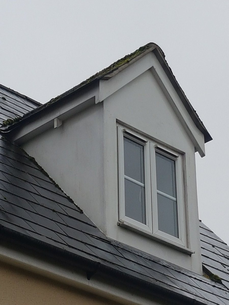 sheen_ro's tweet photo. Wet and miserable today but it doesn't stop us from doing those extra cleaning jobs. 4 dormers cleaned this morning. #witneybusiness #windowclean #dormerclean #madleypark https://t.co/8SRptxTS7U https://t.co/JgOpMf9gmj