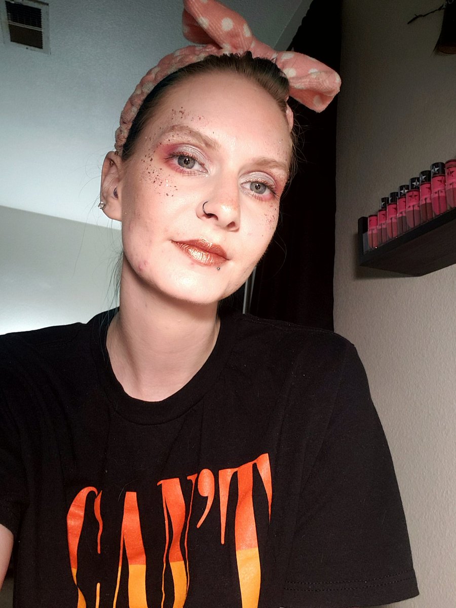 TroubleGirl411's tweet photo. @collabsafterdark presents #changing #leaves 
My individual look 
@DearKatieBrown glitter liner!
#makeupobsession #leavesinspiredmakeup #fallinspired 
#collabsafterdark #makeupjunkies
#makeupjunkiesfeaturing #makeupaddicts #undiscoveredmuas #makeupoftheday #makeupartistworldwide https://t.co/C10or1MlmX