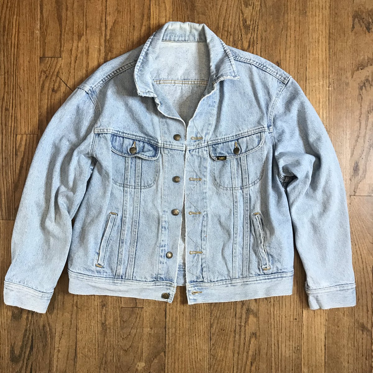Vintage <a href="/leejeans/">Lee Jeans</a> denim jacket at <a href="/rinkgallery/">Rink Gallery</a> !! .
🐏🐏🐏🐏🐏🐏🐏🐏🐏🐏🐏🐏🐏🐏
.
.
 #okc #blacksheepvendage #okcvintage #vintage #vintageclothing #antique  #oklahomacity #boutique #okcboutique  #vintagefashion #blacksheep #vintagelee #okcfashion
