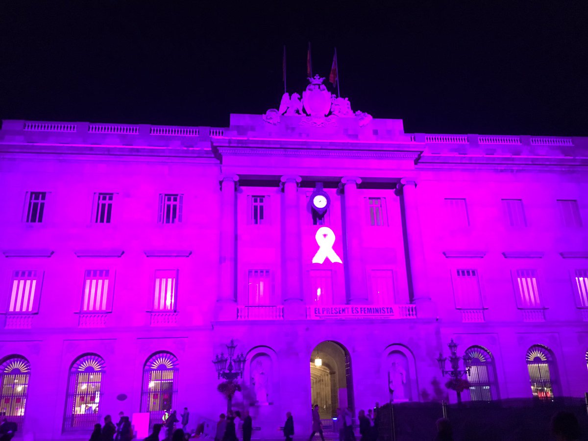 Contrasts d’emocions...al Palau de la Generalitat amb l’acte de commemoració del 125è aniversari de les #BasesdeManresa, i en sortir l’Ajuntament de BCN de lila el dia contra la violència masclista...