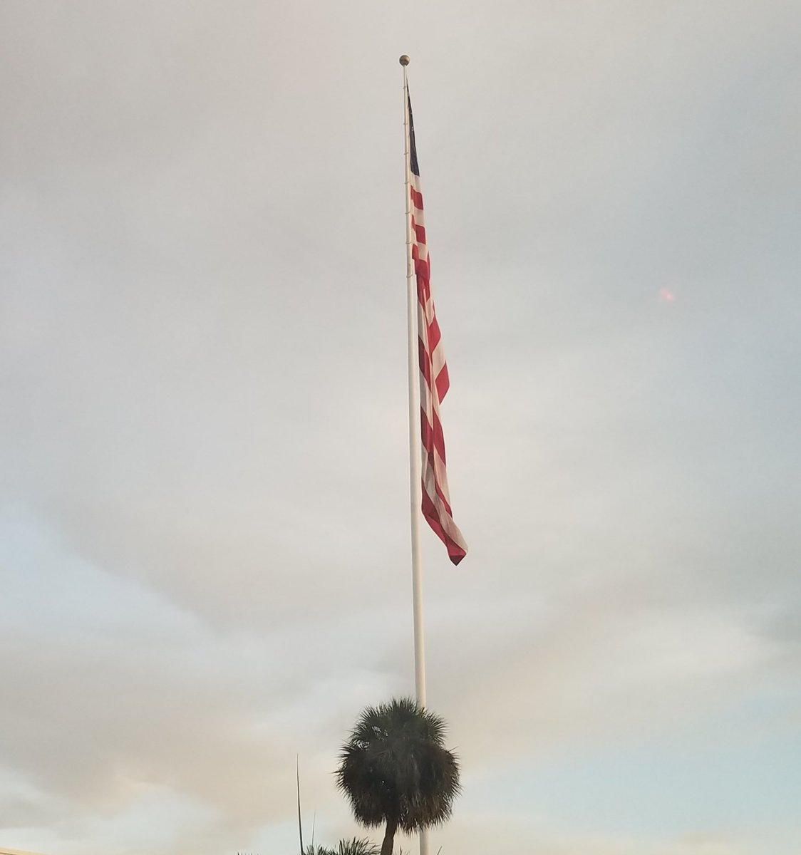billeecox's tweet photo. This is the thinnest American flag I've ever seen #makesuslookweak #ukrainehack time for #headstoroll https://t.co/6FqU3crvBO