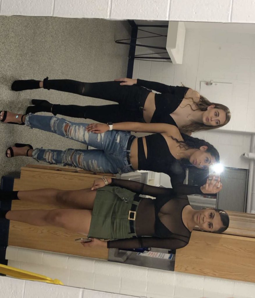 leydaamarie's tweet photo. Da girlz🖤 https://t.co/drpOVMGD5Z